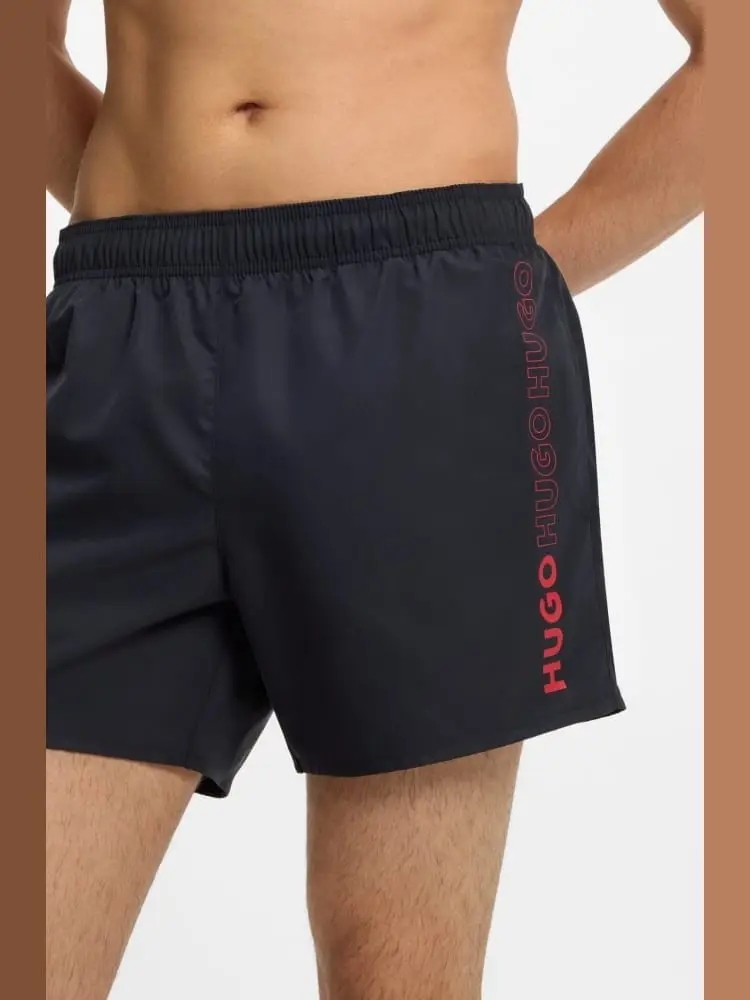 boxer da mare nero ad asciugatura rapida con logo stampato in verticale