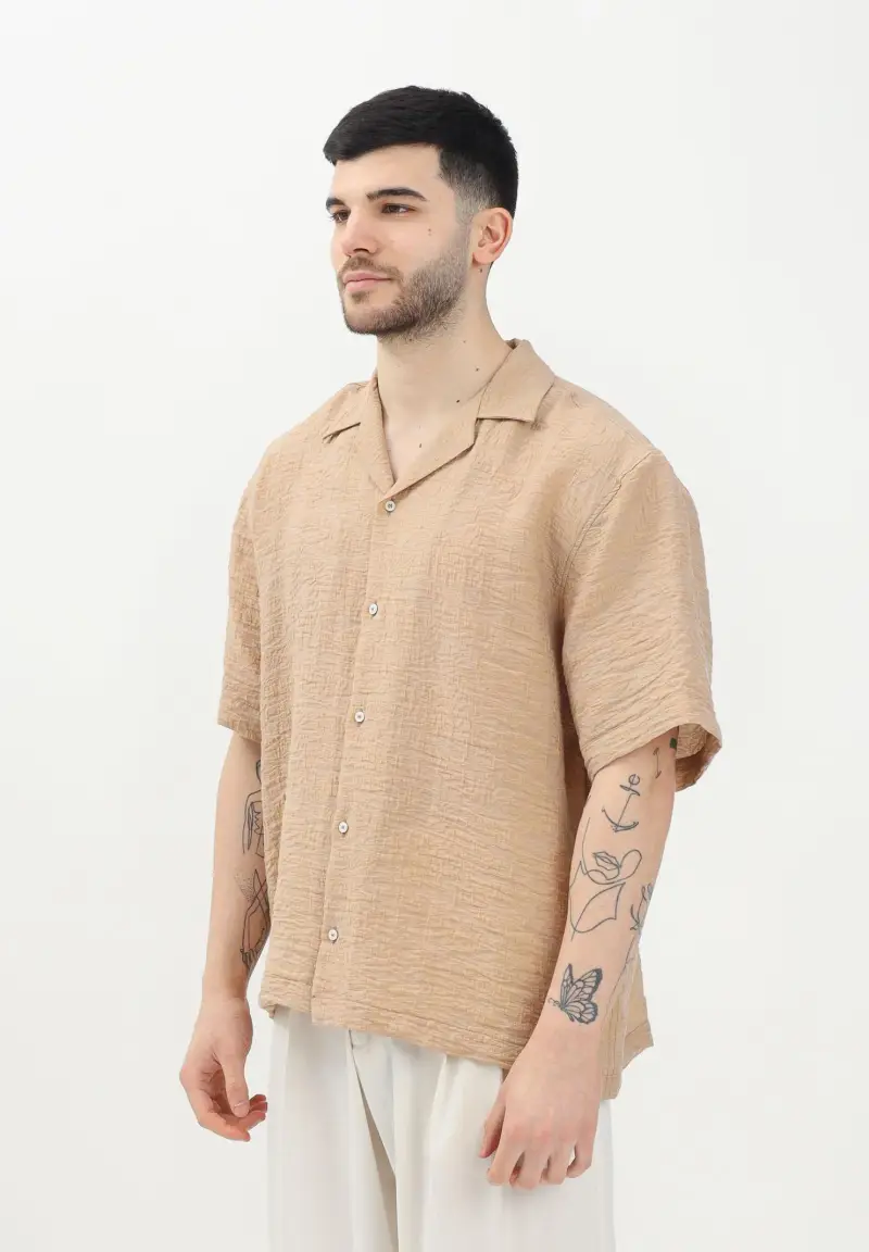 Camicia a manica corta beige da uomo in tessuto leggero e testurizzato