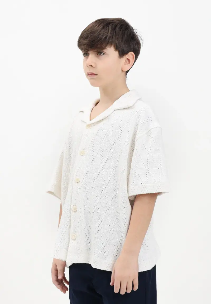 Camicia a manica corta panna da bambino con lavorazione a rombi traforati