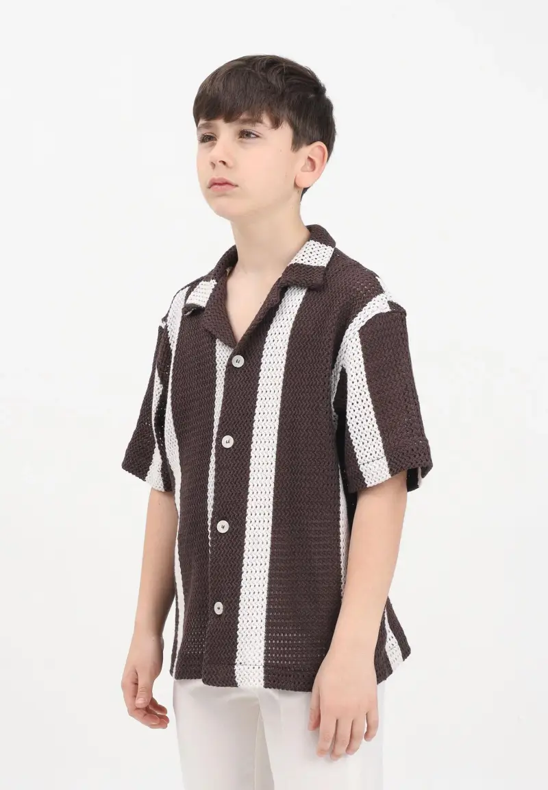 Camicia a maniche corte da bambino realizzata in maglia con motivo a righe marroni e panna