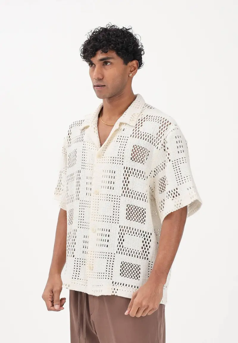 Camicia in maglia panna da uomo con lavorazione geometrica