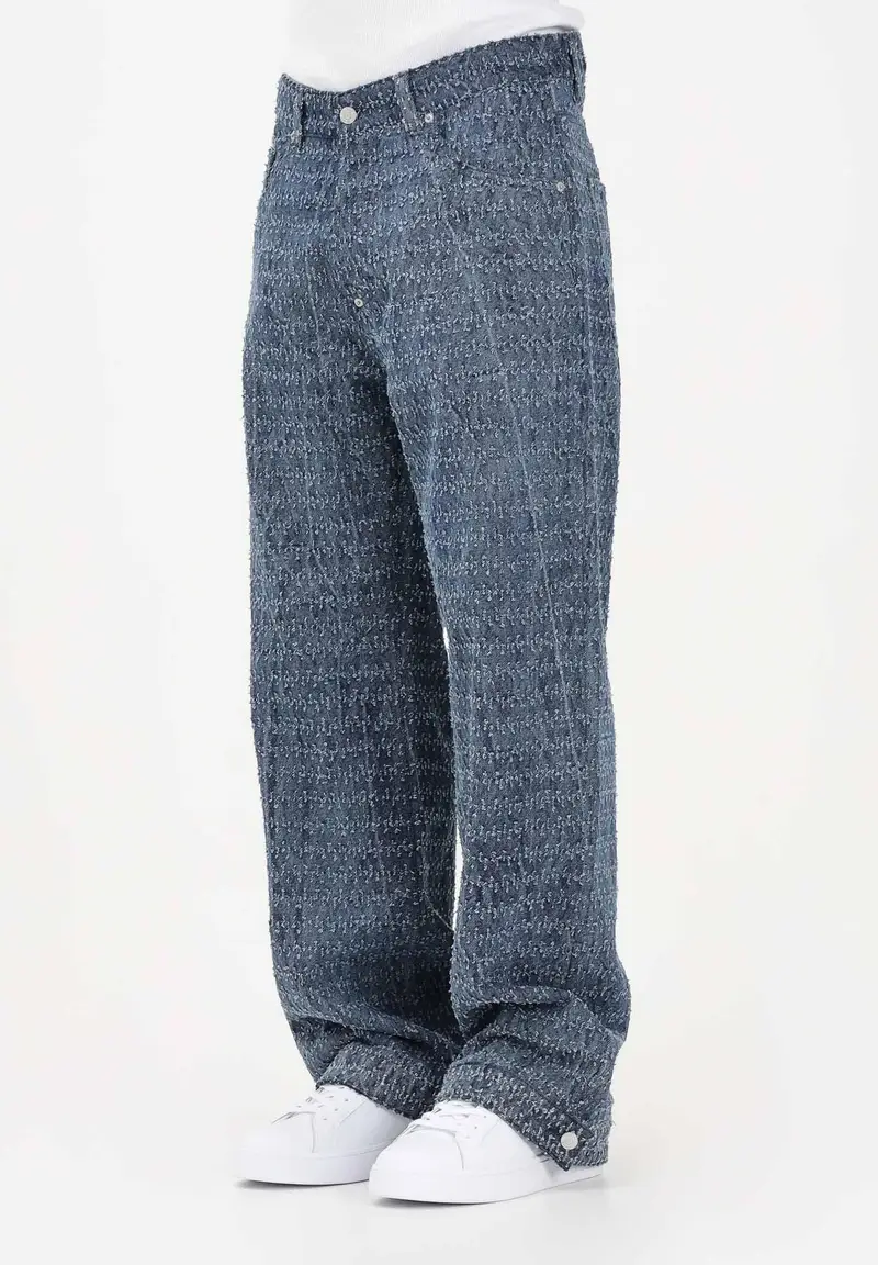 Jeans in denim medio da uomo con lavorazione texturizzata