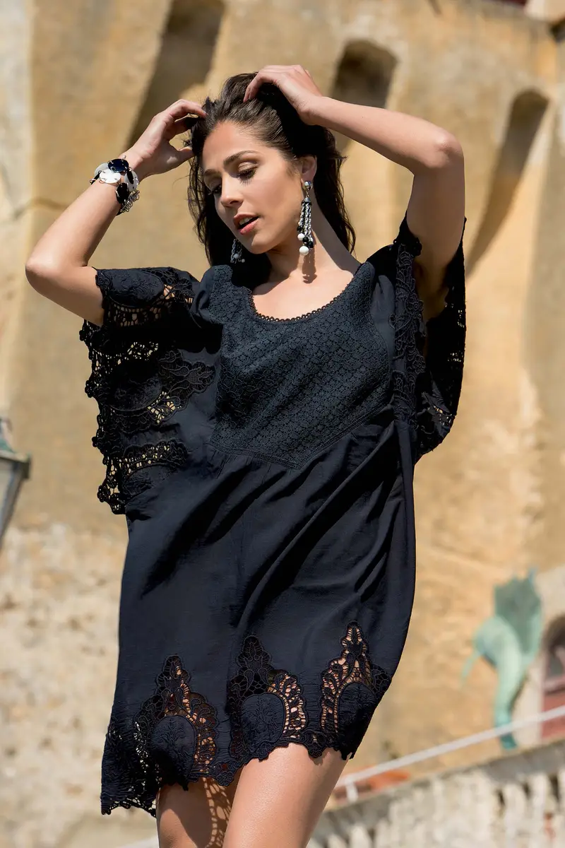 ABITO CON INSERTI IN PIZZO E SCOLLO ROTONDO | Colore Nero |