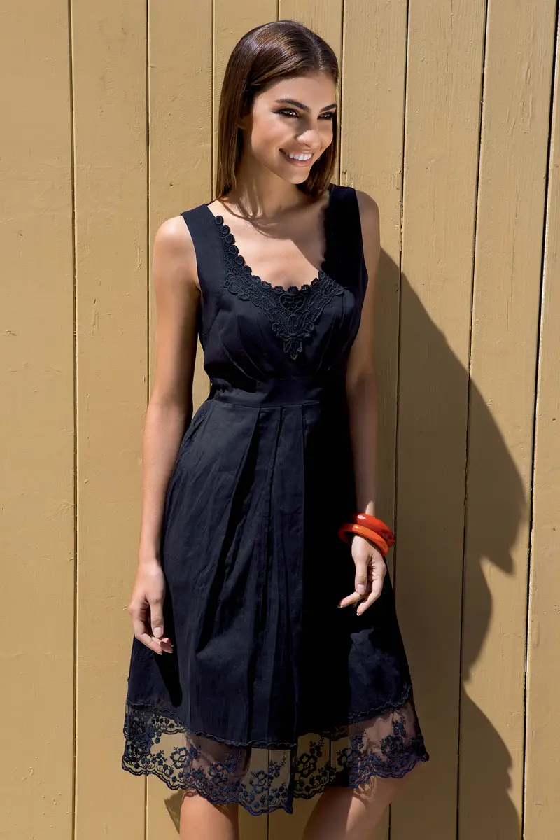 ABITO SMANICATO CON INSERTI IN PIZZO | Colore Nero |