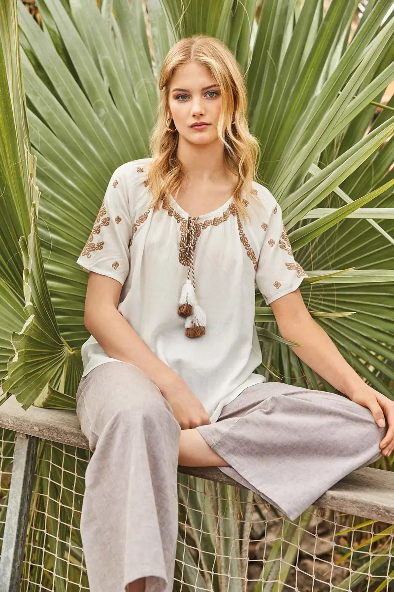 BLUSA CON RICAMI ARTIGIANALI | Colore Bianco |