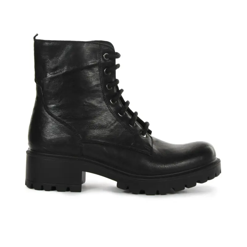 Anfibi neri in pelle con lacci e suola carrarmato