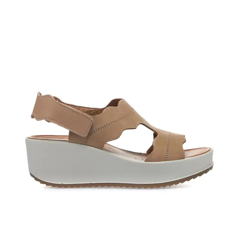 Sandali casual beige in pelle con zeppa e velcro