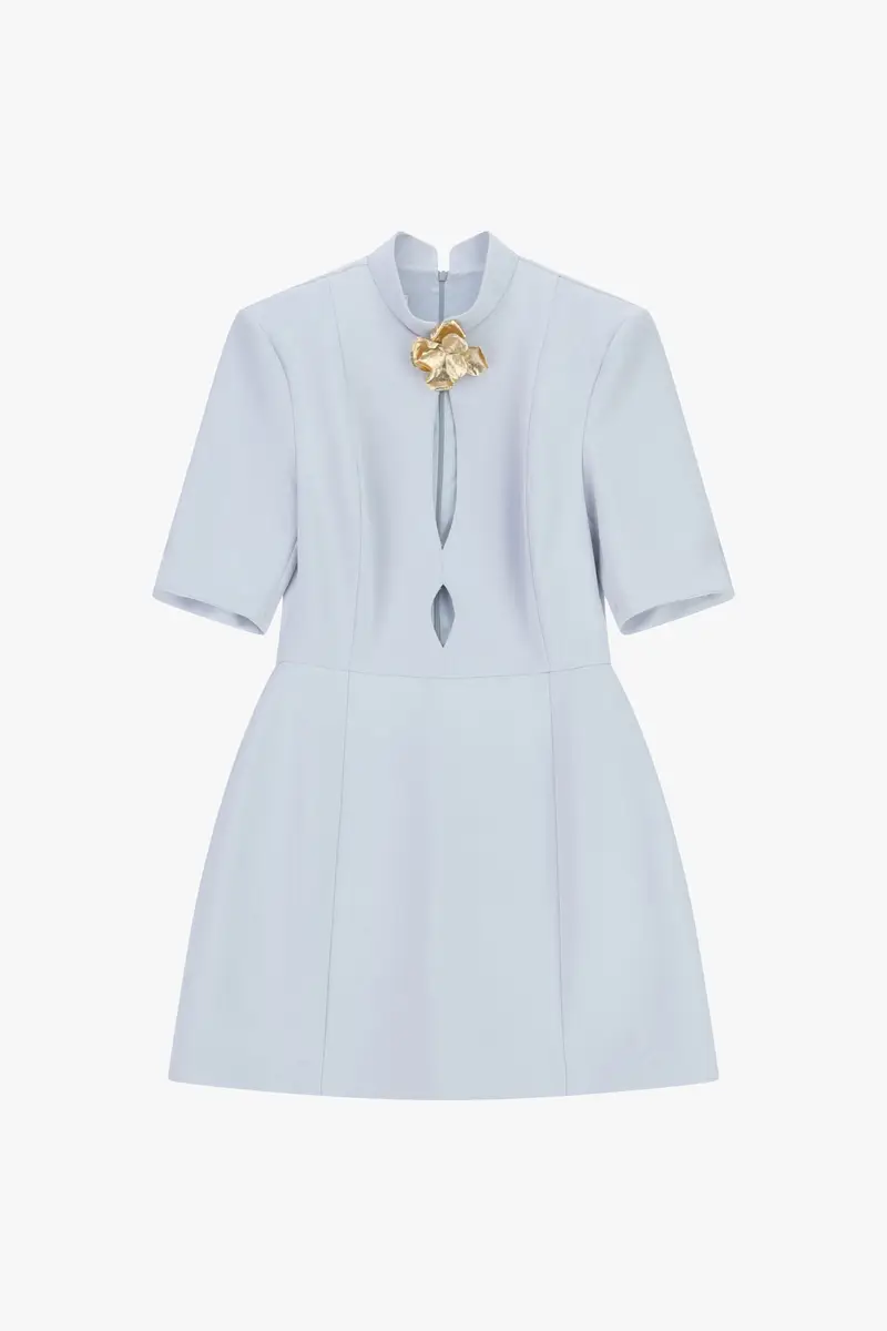 Abito corto con collo coreano, spilla e zip Polvere