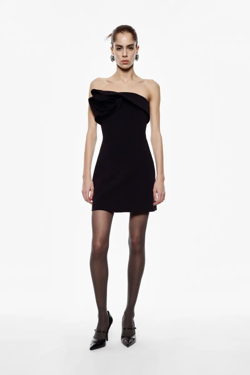 Abito corto con scollo asimmetrico e dettaglio fiore Nero miniatura 2