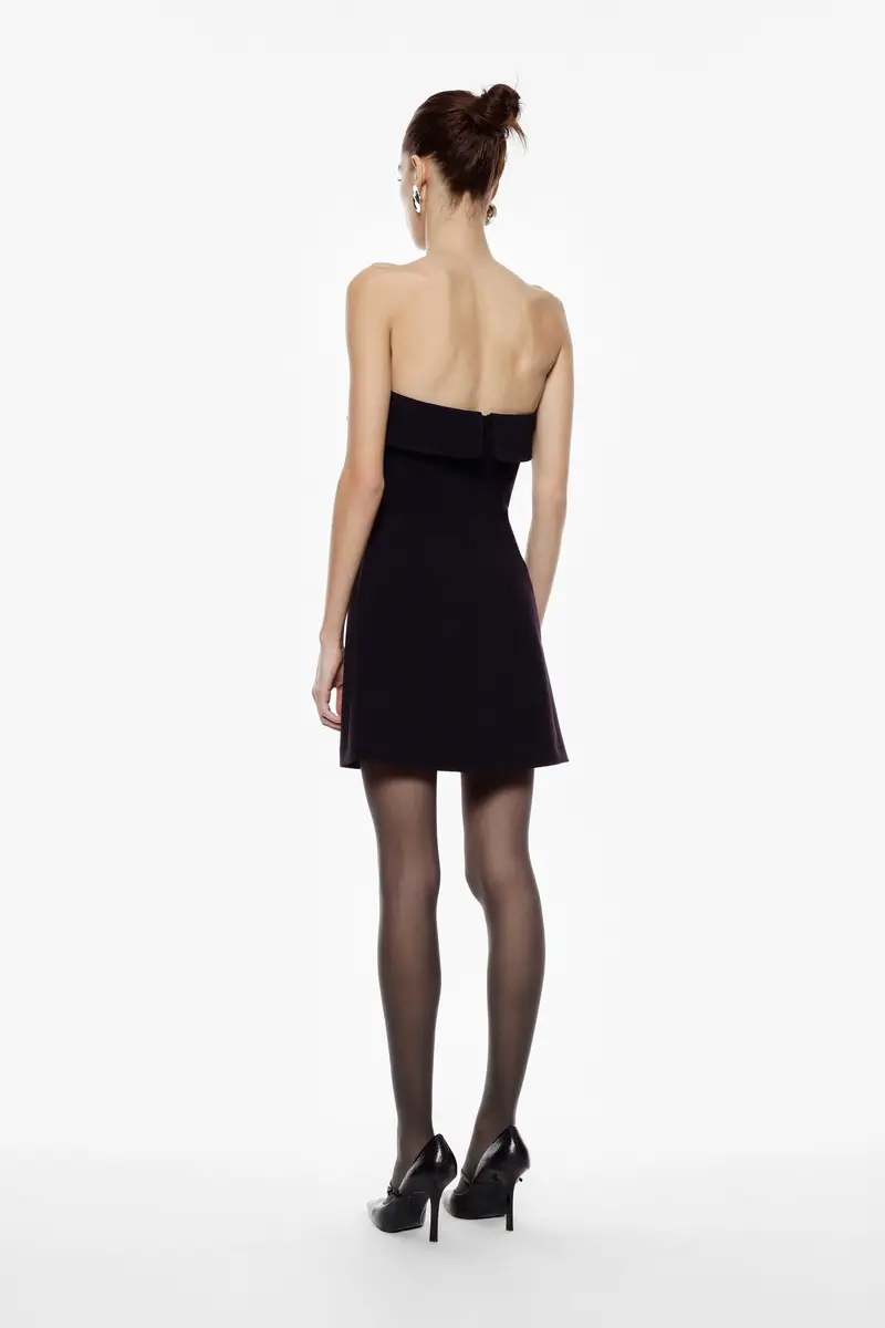 Abito corto con scollo asimmetrico e dettaglio fiore Nero miniatura 3