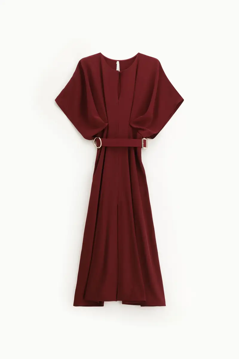 Abito lungo elegante con cintura in vita e spacco laterale Vino