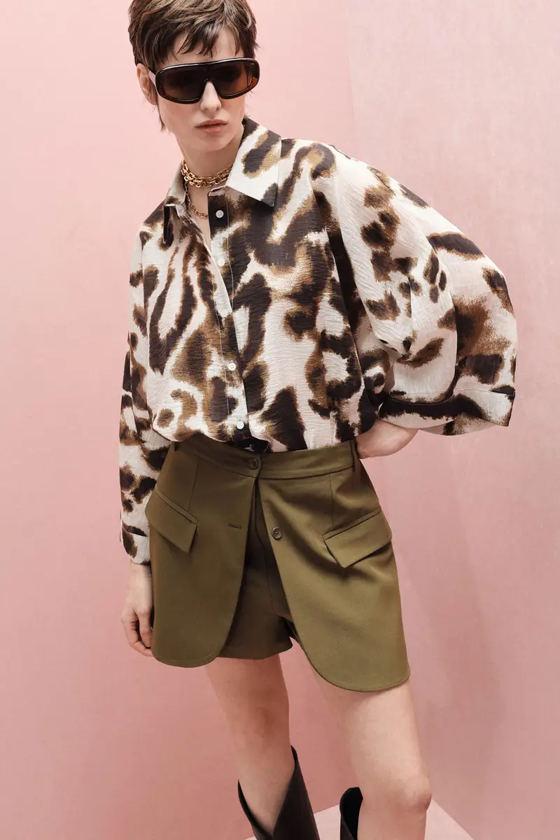 Camicia ampia stampa animalier, collo classico Panna miniatura 2