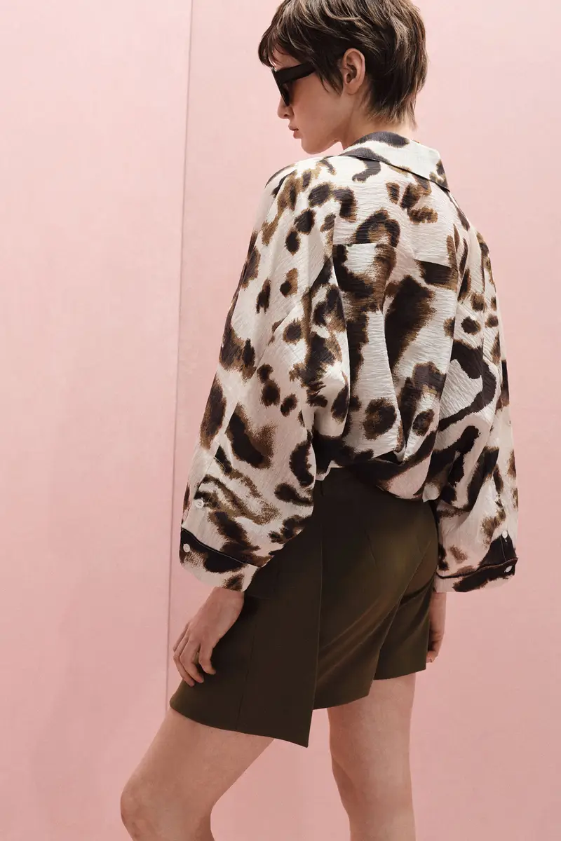 Camicia ampia stampa animalier, collo classico Panna miniatura 4