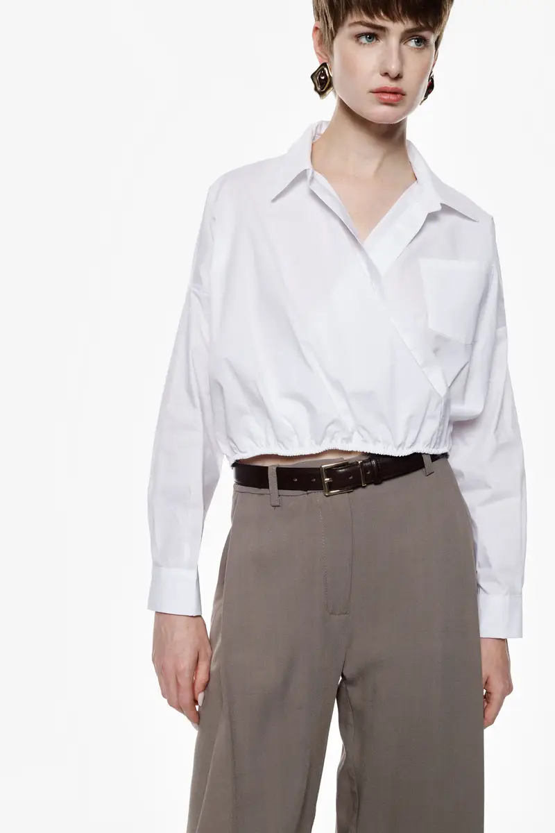 Camicia cropped scollo a v con elastico e taschino Bianco miniatura 4