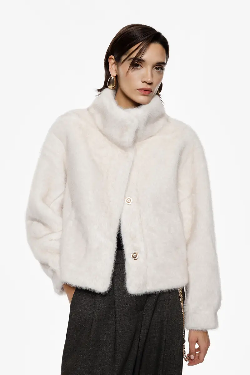 Eco-furs corta con collo alto e chiusura a bottoni Panna miniatura 2