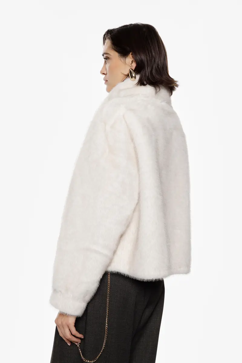 Eco-furs corta con collo alto e chiusura a bottoni Panna miniatura 3