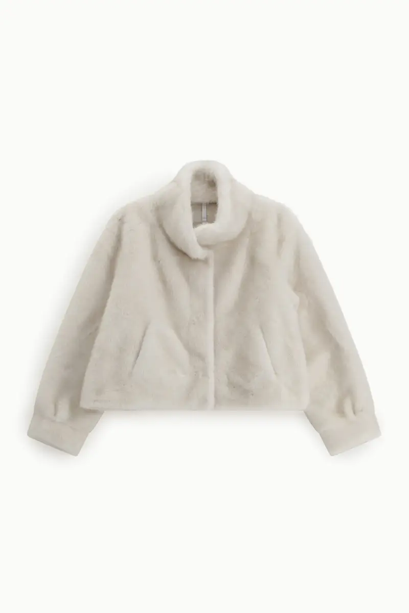 Eco-furs corta con collo alto e chiusura a bottoni Panna