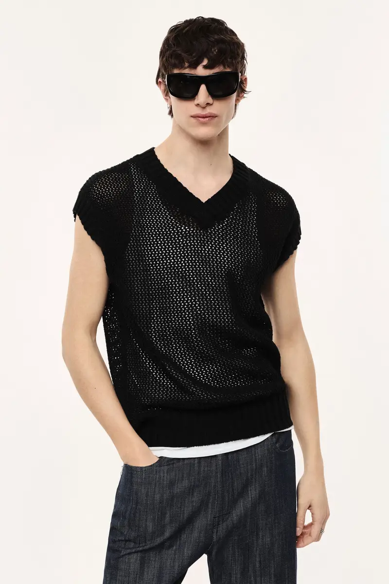 Maglia smanicata traforata collo a v Nero miniatura 2