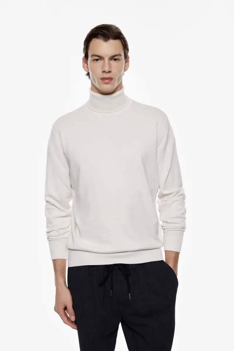 Maglione dolcevita regular fit con polsini a costine Beige