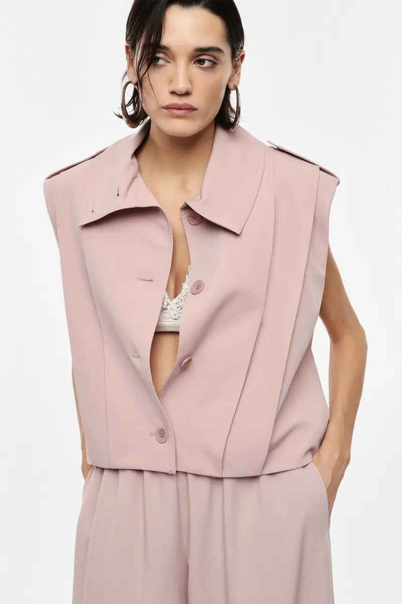 Sleeveless jacket con colletto classico e spalline Cipria miniatura 2