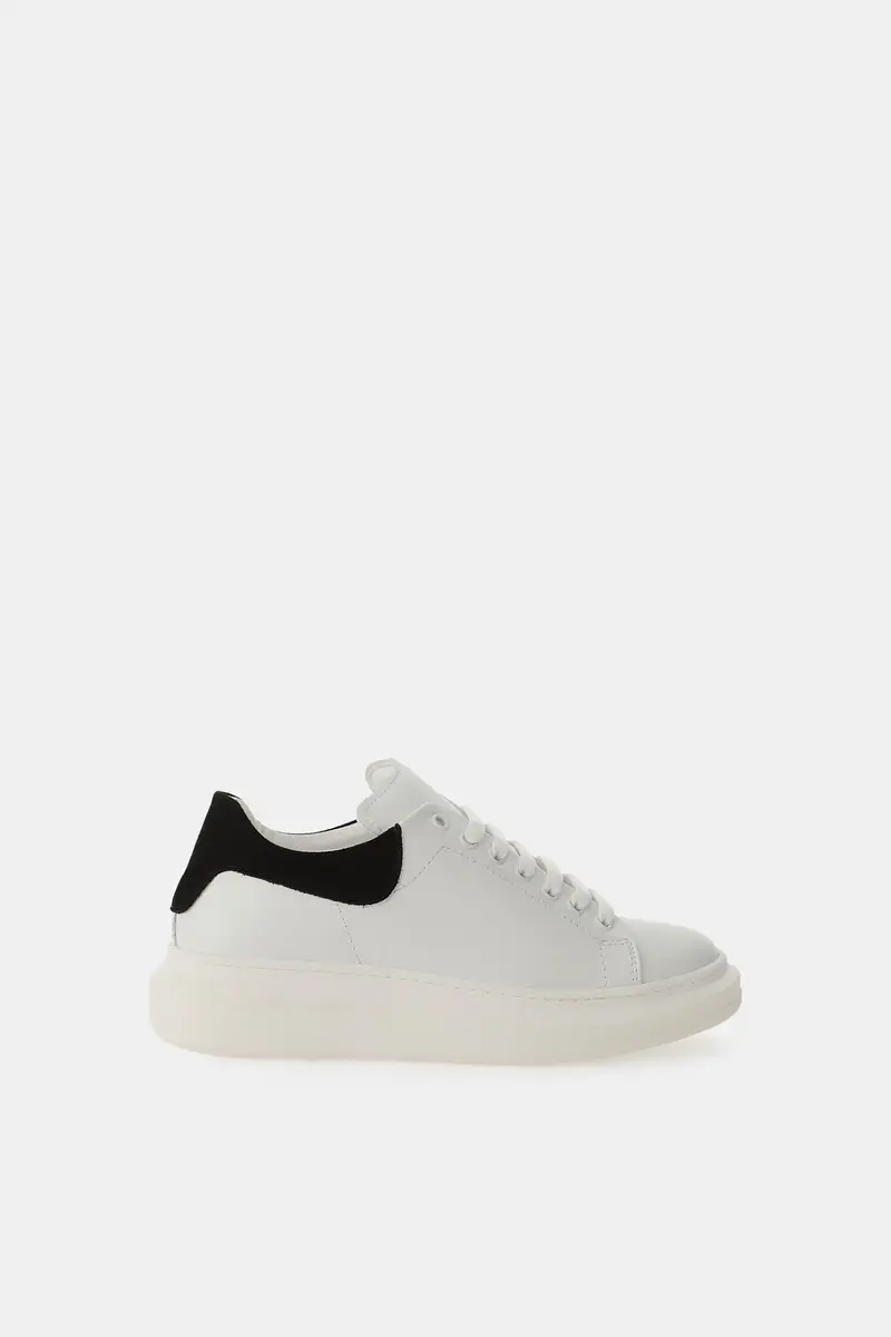 Sneakers con suola piatta e dettaglio a contrasto Bianco