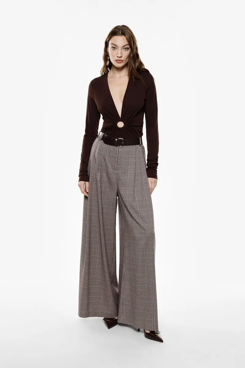 Sweater con scollo a v profondo e dettaglio anello Beige miniatura 2