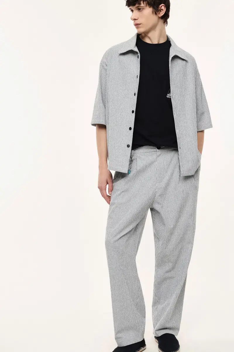 Trousers baggy-fit a righe con pinces e catenella Bianco miniatura 2