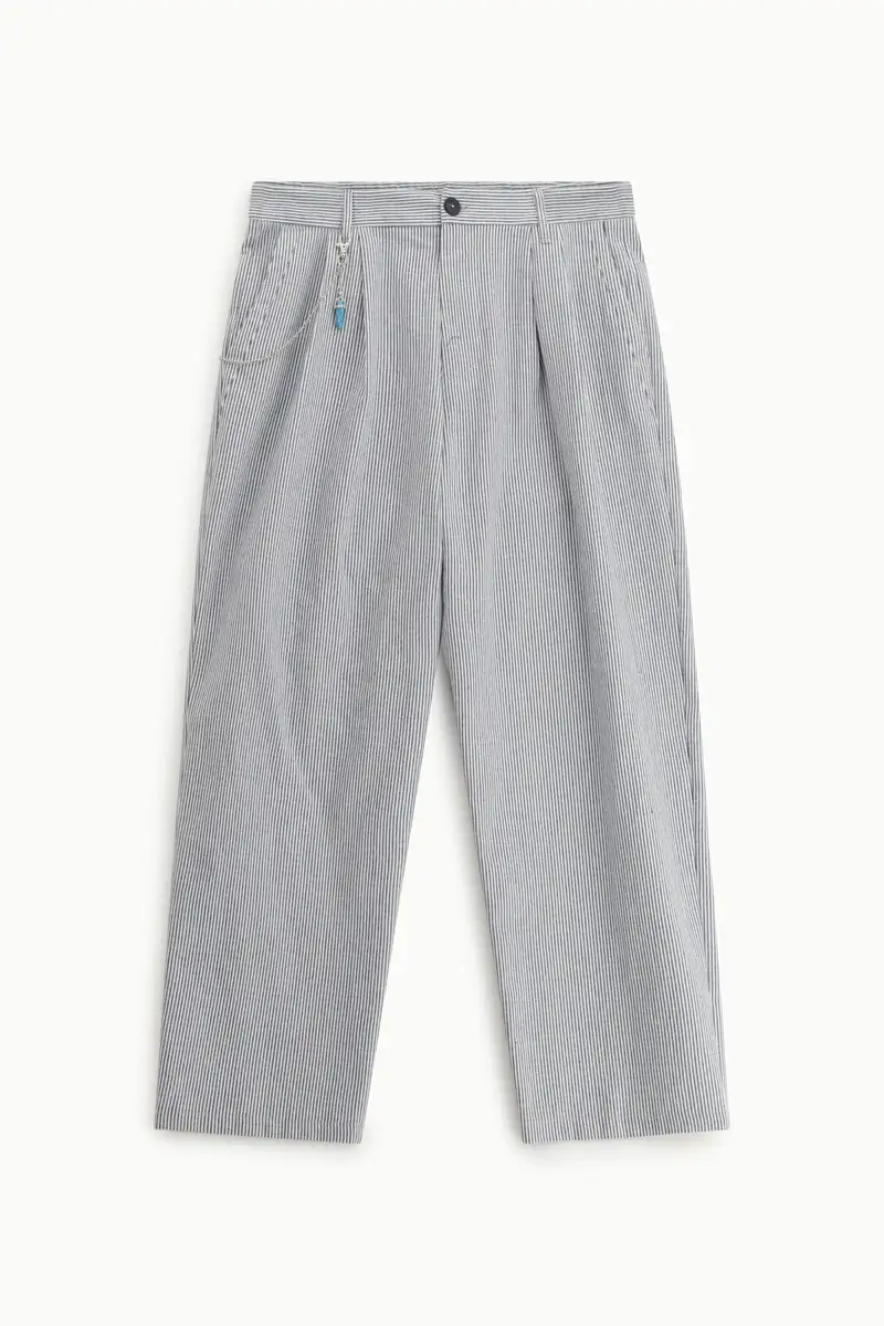 Trousers baggy-fit a righe con pinces e catenella Bianco