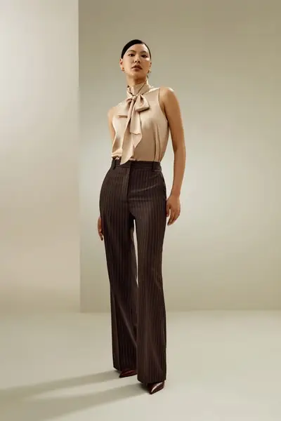 Camicetta di seta senza maniche con scollo a cravatta - Elegante e di stile EURCammello chiaro