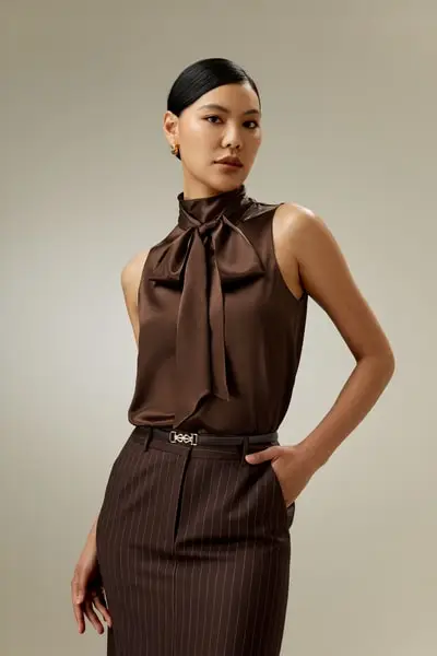 Camicetta di seta senza maniche con scollo a cravatta - Elegante e di stile EURCioccolato