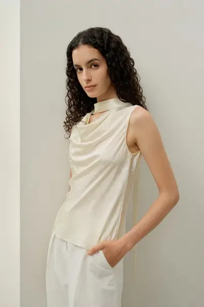 Elegante Canotta in Seta Jacquard YING con Scollo Drappeggiato EURGiglio Bianco