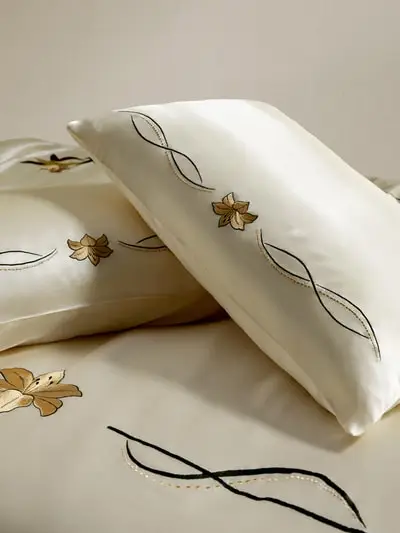 Federa in seta al 100% di gelso con splendido ricamo di giglio EURGiglio Bianco