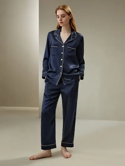 Set di pigiama in seta con piping in oro EURBlu