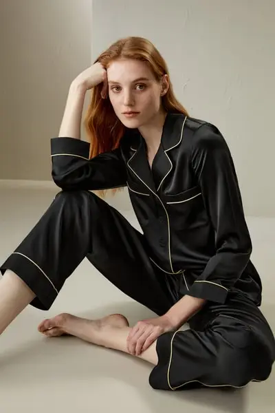 Set di pigiama in seta con piping in oro EURNero