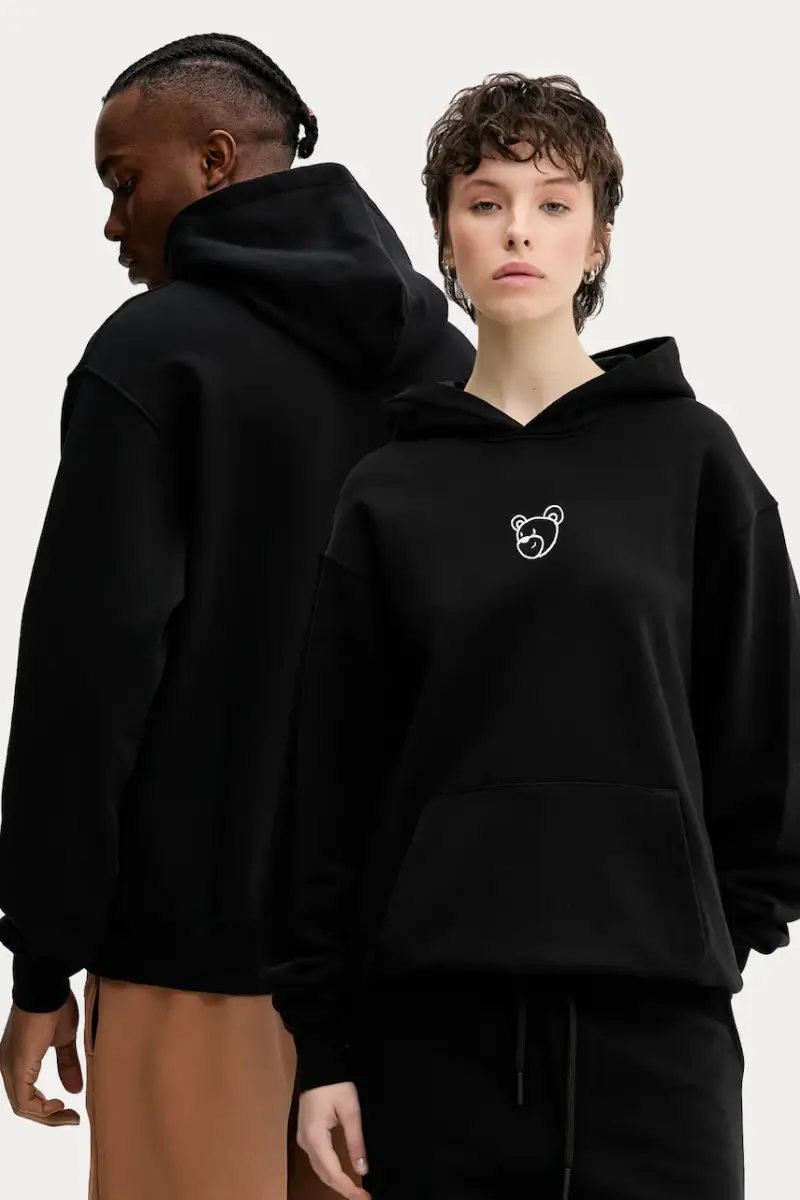 felpa in cotone colore nero con cappuccio con applicazione S5TWUAHS024