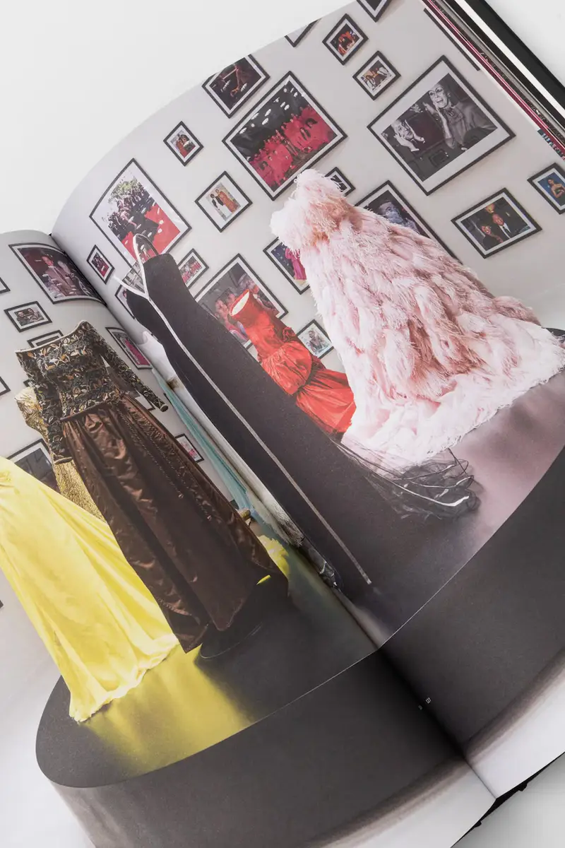 home & lifestyle libro Forever Valentino by Alexander Fury, English colore nero miniatura 2