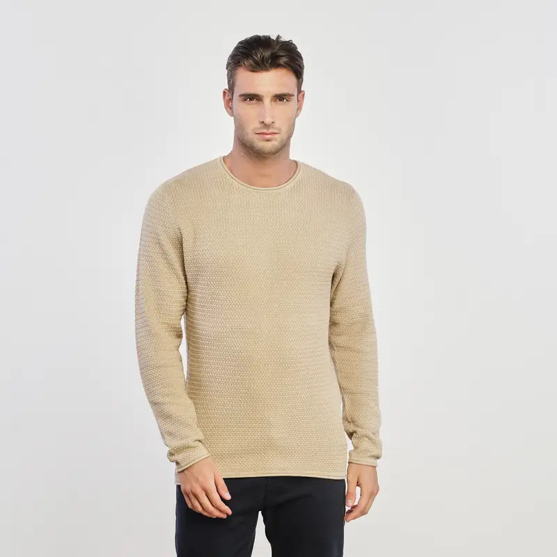 Maglia beige modello pullover con lavorazione intrecciata