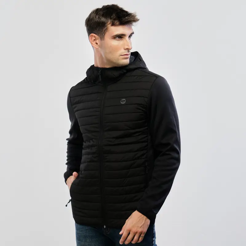 Piumino nero sintetico con maniche liscie e tasche