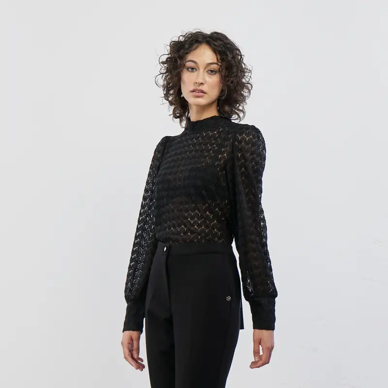Blusa nera in pizzo con maniche a sbuffo