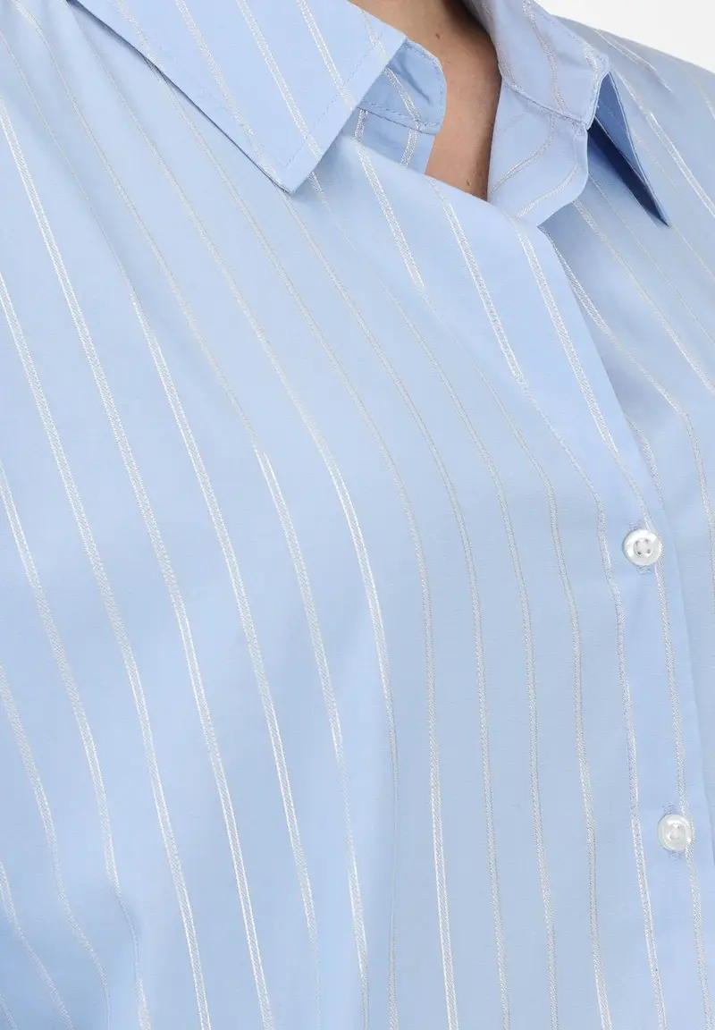 Camicia a manica lunga azzurra da donna con sottili righe verticali miniatura 3