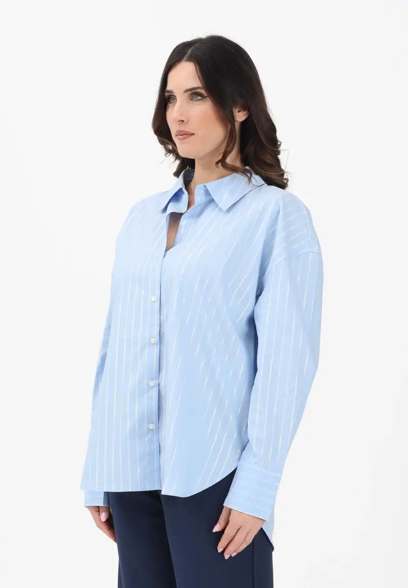Camicia a manica lunga azzurra da donna con sottili righe verticali