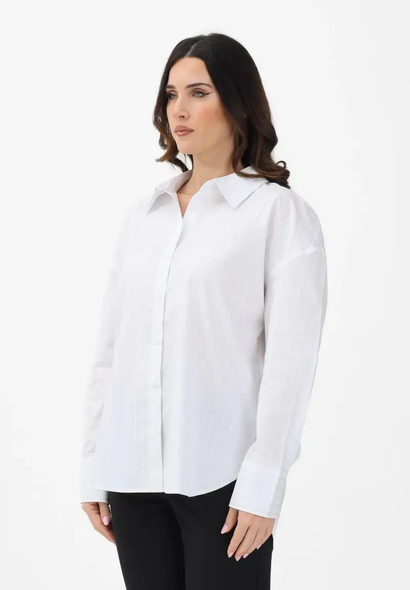 Camicia a manica lunga bianca da donna con sottili righe verticali