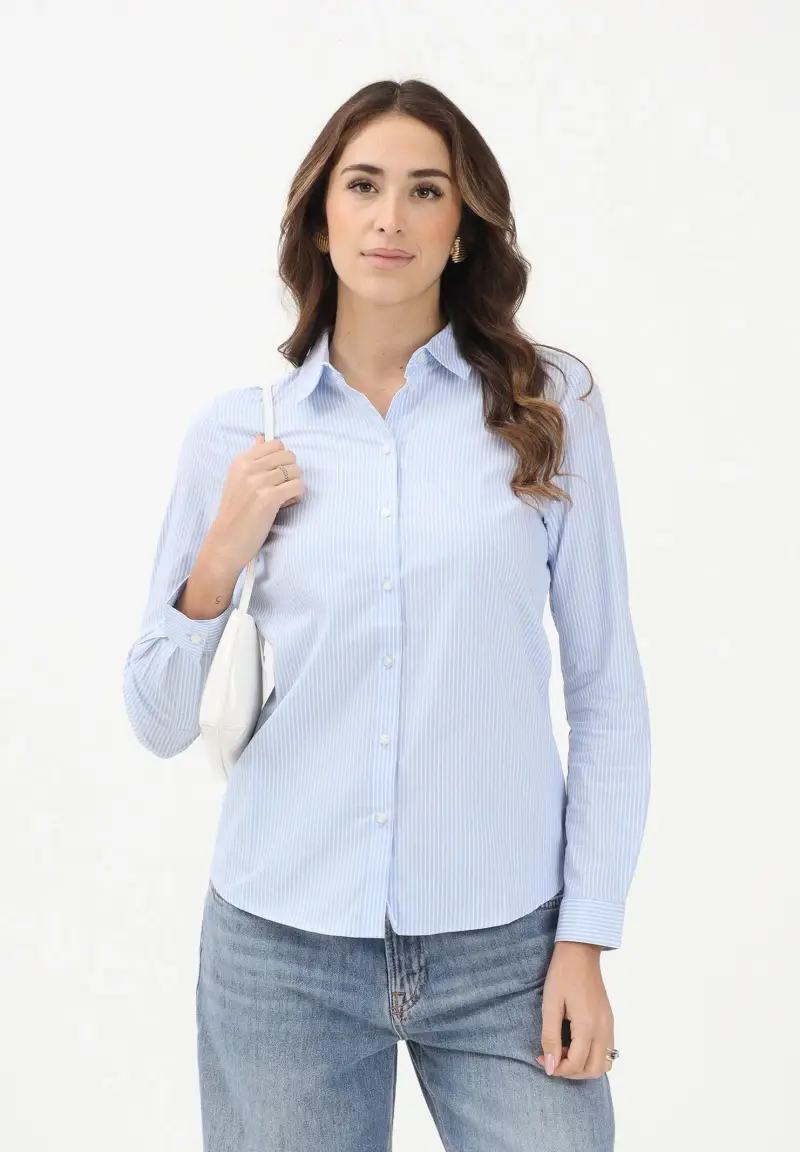 Camicia a manica lunga da donna realizzata in tessuto azzurro chiaro con sottile motivo a righe miniatura 2