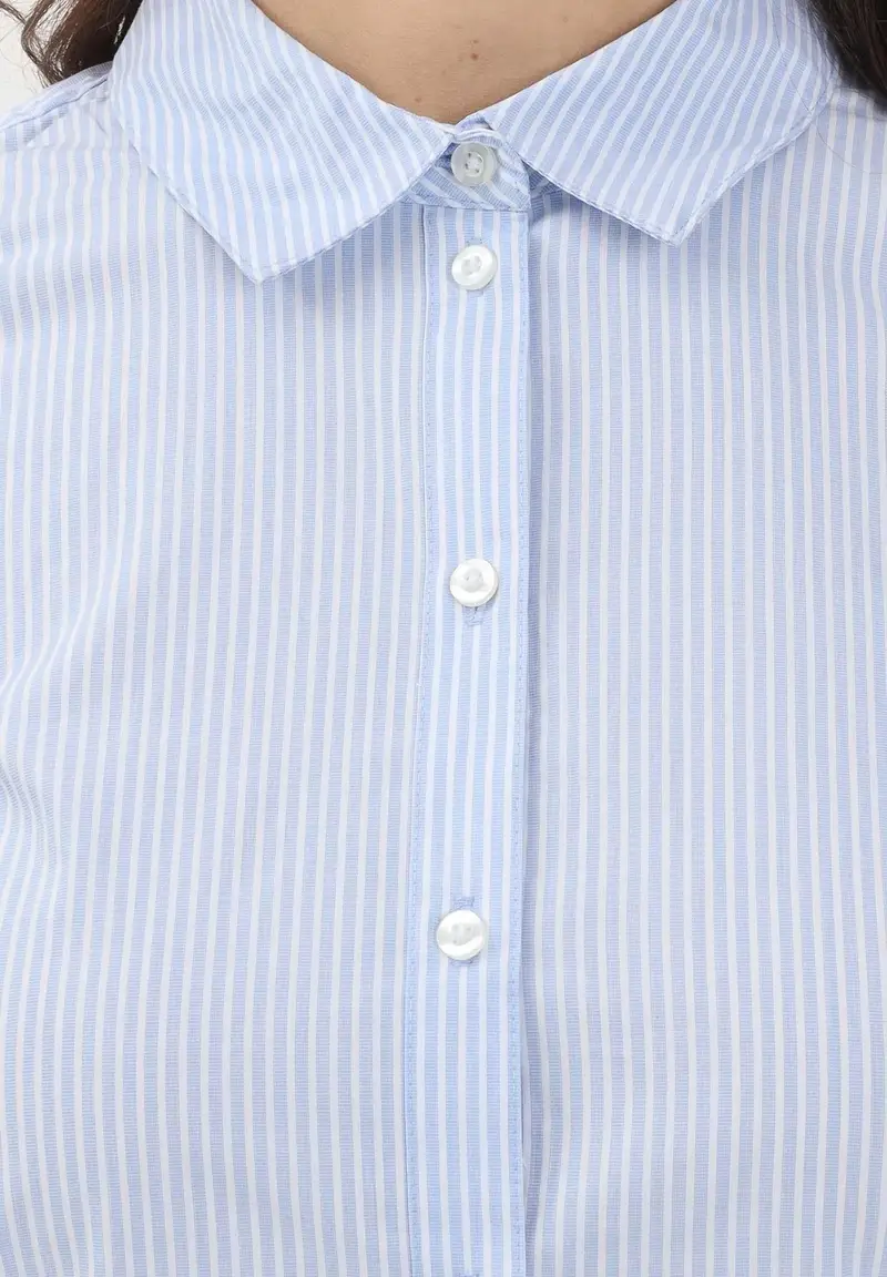 Camicia a manica lunga da donna realizzata in tessuto azzurro chiaro con sottile motivo a righe miniatura 3