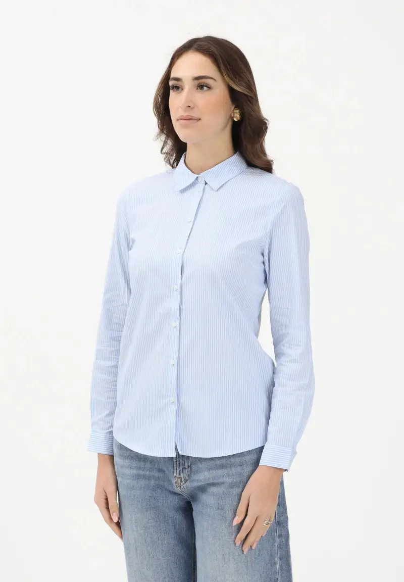 Camicia a manica lunga da donna realizzata in tessuto azzurro chiaro con sottile motivo a righe