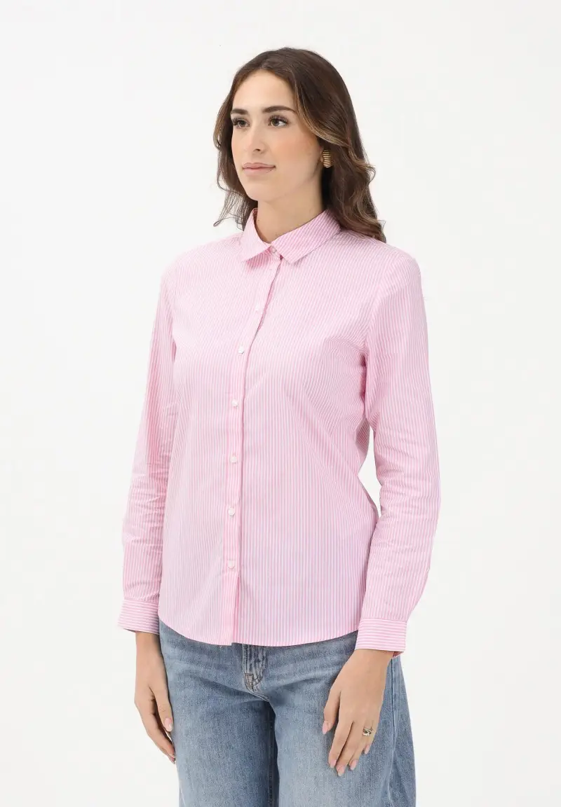 Camicia a manica lunga da donna realizzata in tessuto rosa con sottile motivo a righe