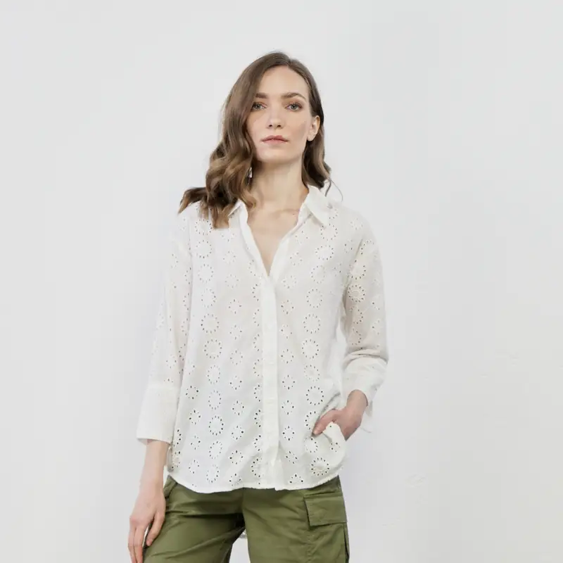 Camicia bianca in tessuto sangallo