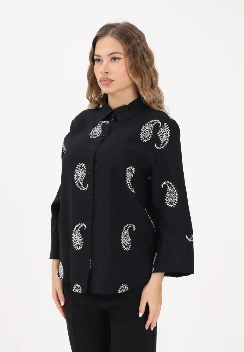 Camicia nera da donna con fantasia paisley