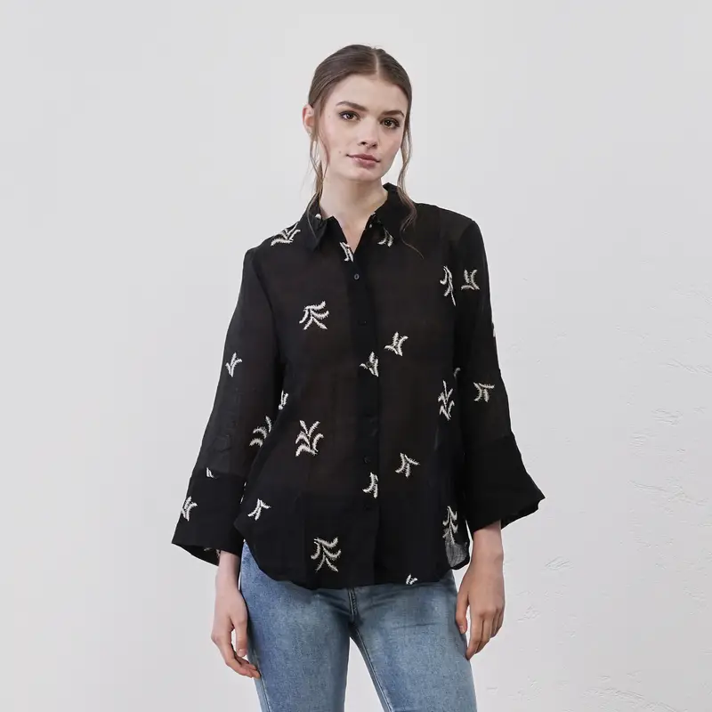 Camicia nera da donna con ricami e maniche scampanate