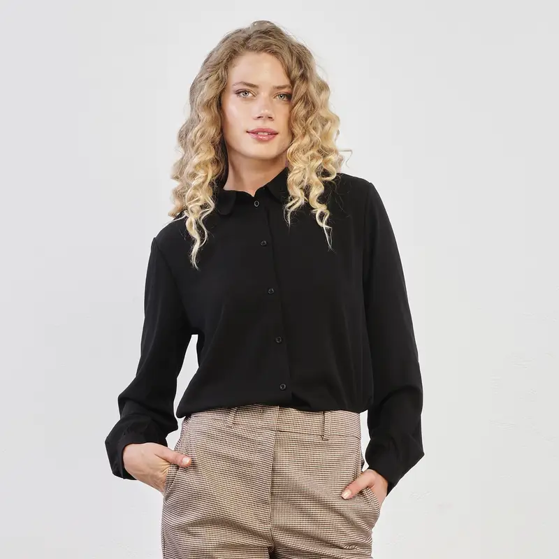 Camicia nera tinta unita con maniche morbide